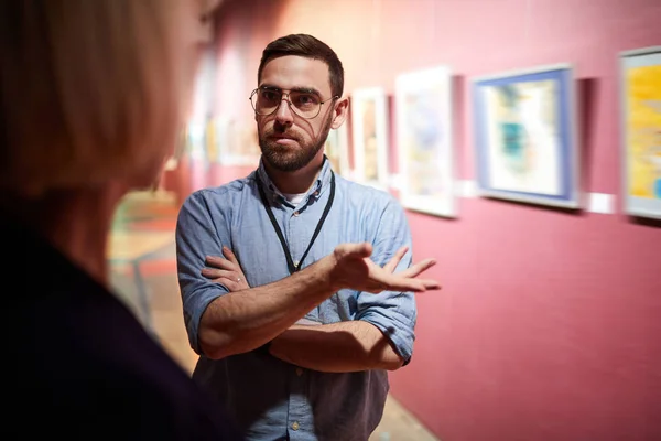 Retrato Los Trabajadores Galería Arte Discutiendo Arte Exposición Del Museo — Foto de Stock