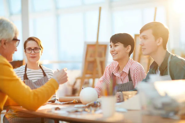 Portrait Groupe Étudiants Heureux Écoute Professeur Art Senior Lors Une — Photo