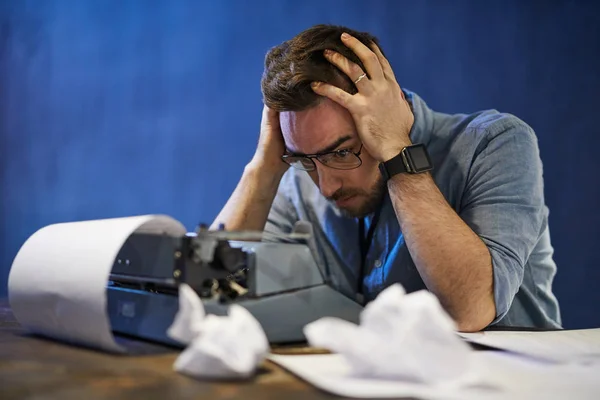 Портрет Разочарованного Бородатого Человека Борющегося Блокадой Писателей Пишущей Машинки — стоковое фото