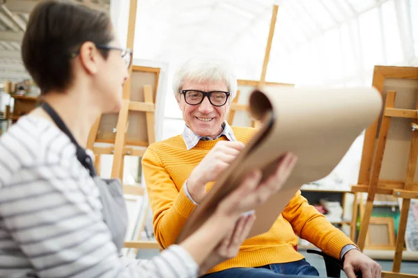 Retrato Del Profesor Arte Sénior Trabajando Con Estudiante Sonriendo Felizmente — Foto de Stock