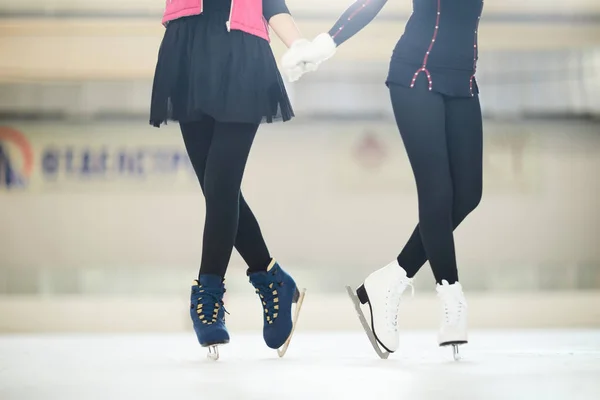 かわいい衣装でアイスリンクに立っている2人の認識できないフィギュアスケート選手の低いセクションの肖像画 コピースペース — ストック写真