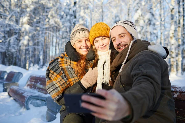 Porträtt Lycklig Familj Tar Selfie Foto Vacker Vinter Skog Kopiera — Stockfoto