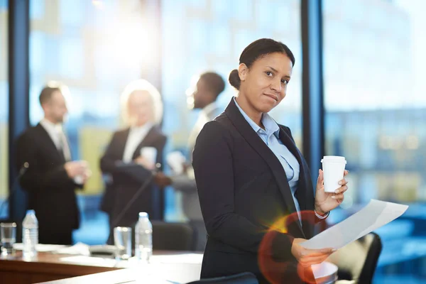 Jeune Femme Affaires Métisse Avec Papier Boisson Assise Devant Caméra — Photo