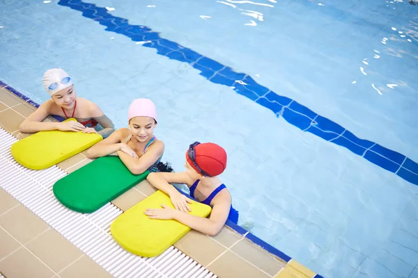 Skupina Přátel Kteří Stojí Bazénu Deskami Komunikují Mezi Sebou Během — Stock fotografie