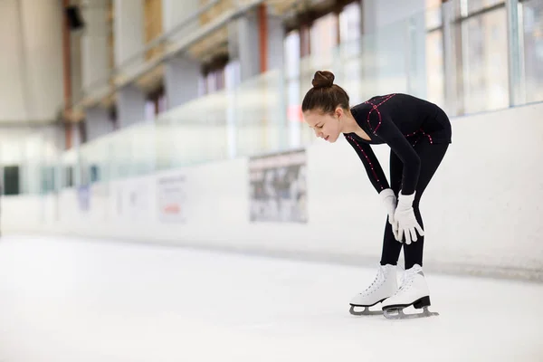 練習中にスケートリンク上の負傷した女の子の完全な長さの肖像画 コピースペース — ストック写真