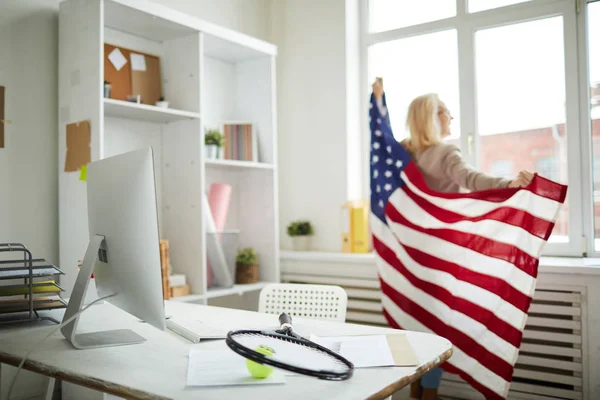 Weergave Portret Van Hedendaagse Volwassen Vrouw Houden Van Amerikaanse Vlag — Stockfoto