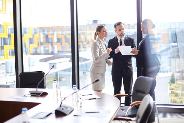 Gruppo Delegati Contemporanei Carta Lettura Formalwear Piedi Alla Finestra Sala — Foto Stock