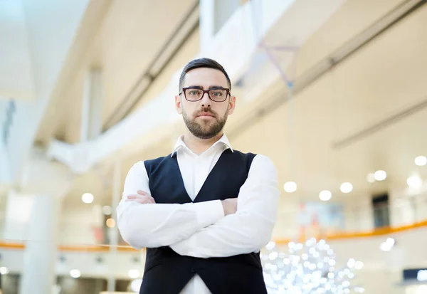 Jovem Cruz Séria Armada Soldado Formalwear Frente Câmera Dentro Shopping — Fotografia de Stock