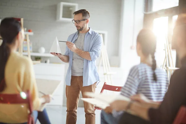 Ung Självsäker Lärare Pekar Geometriska Modell Medan Förklarar Studenter Hur — Stockfoto