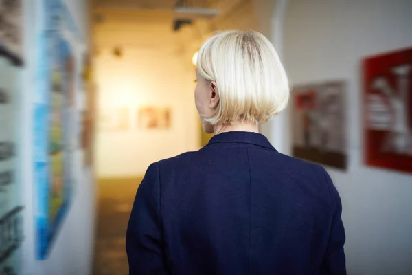 Achteraanzicht Portret Van Onherkenbaar Vrouw Kijken Naar Foto Art Gallery — Stockfoto