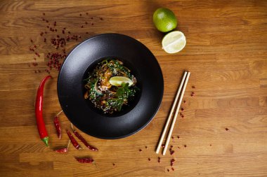 Biber ile ahşap masada Asya baharatlı erişte arka plan görüntüsü yukarıda, kopya alanı