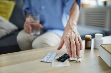 Ev, kopya boşluk hap ve ilaç alarak tanınmaz kıdemli kadın yakın kadar