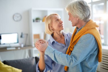 Evde aşk üst düzey çift dans portre kadar bel, kopya alanı