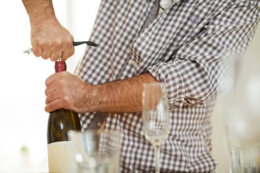 Akşam yemeği partisi için hazırlanırken damalı gömlek şarap şişesinden mantar çizim tanınmaz adam yakın çekim