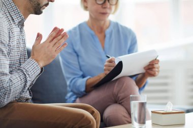 Onun sorunu tartışma sırasında danışman tavsiye dinlerken elleri ile konsantre adam bir araya koymak