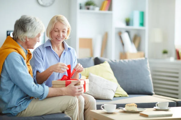 Portrait Happy Mature Couple Exchanging Gifts Home Focus Woman Unwrapping — Stock Photo, Image