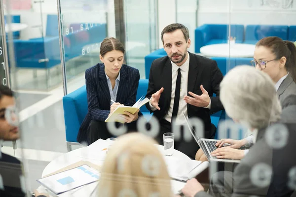 Gruppe Von Geschäftsleuten Diskutiert Projekt Während Besprechung Schuss Hinter Glas — Stockfoto