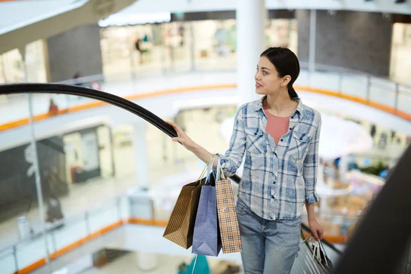 Gelukkig Mooie Jonge Vrouw Casual Shirt Jeans Vasthouden Hand Reling — Stockfoto