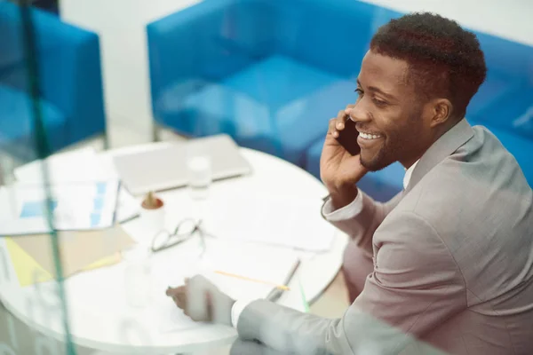 Magas Szög Kilátás Csinos Afrikai Üzletember Beszélő Mellett Telefon Hivatalban — Stock Fotó