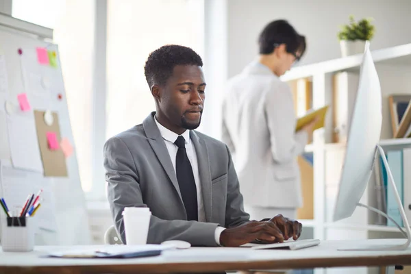 Joven Empleado Concentrado Ropa Formal Escribiendo Teclado Delante Del Monitor — Foto de Stock