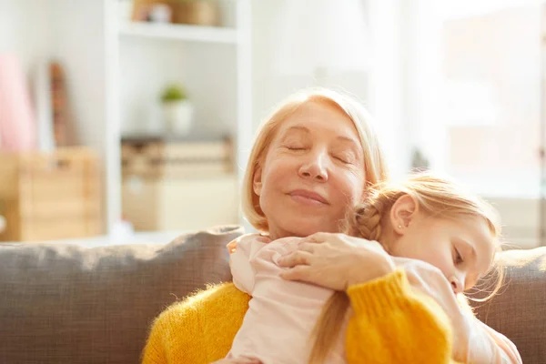 Retrato Mulher Madura Sorridente Com Olhos Fechados Abraçando Menina Bonito — Fotografia de Stock