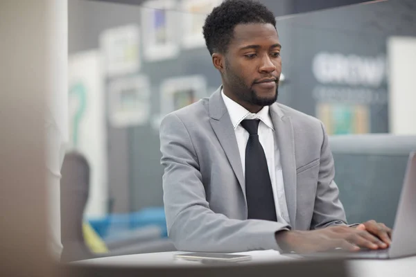 Retrato Belo Empresário Africano Usando Laptop Enquanto Trabalhava Escritório Espaço — Fotografia de Stock