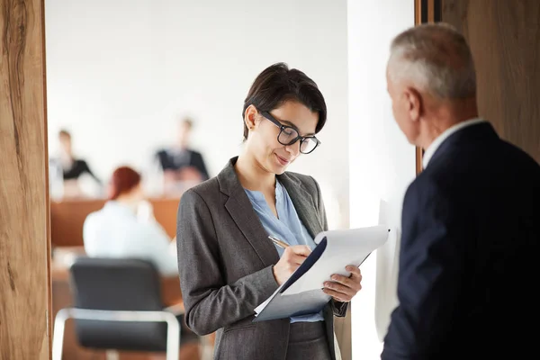 Retrato Cintura Hacia Arriba Una Joven Empresaria Sosteniendo Portapapeles Hablando — Foto de Stock