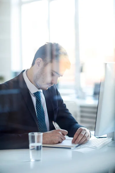 Joven Hombre Negocios Ropa Formal Inclinándose Sobre Escritorio Mientras Toma — Foto de Stock