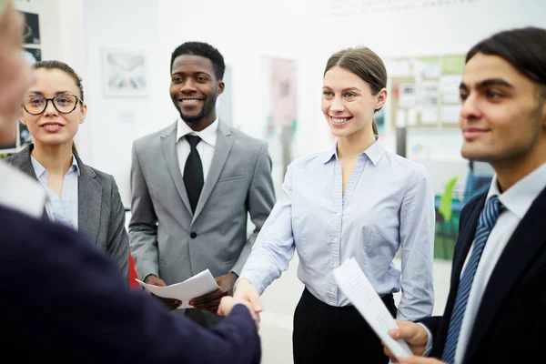 Portrait Une Jeune Femme Affaires Serrant Main Partenaire Souriant Joyeusement — Photo