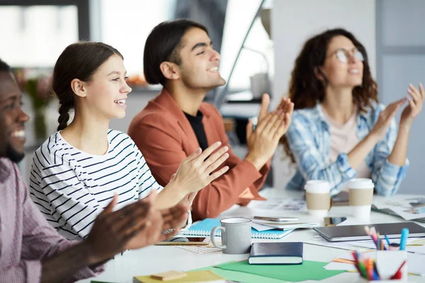 Grupo Jóvenes Aplaudiendo Sentado Fila Durante Presentación Oficina Moderna Espacio — Foto de Stock