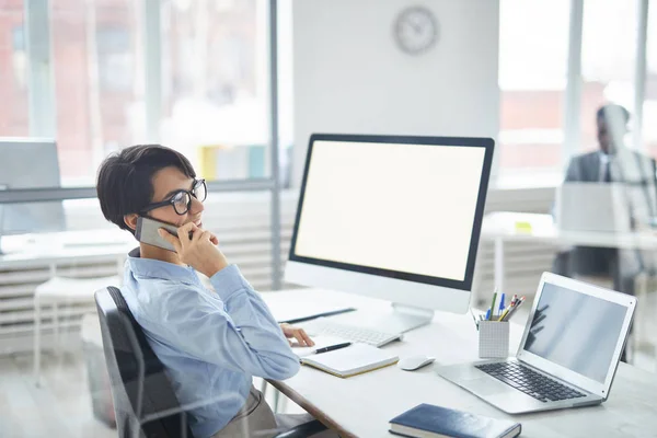 Young Broker Office Manager Consulting Client Smartphone While Sitting Desk — 스톡 사진