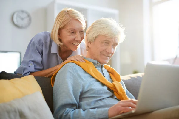 Portret Van Hedendaagse Senior Koppel Met Behulp Van Laptop Thuis — Stockfoto