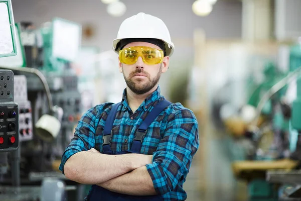 Cintura Até Retrato Trabalhador Fábrica Barbudo Vestindo Hardhat Posando Oficina — Fotografia de Stock