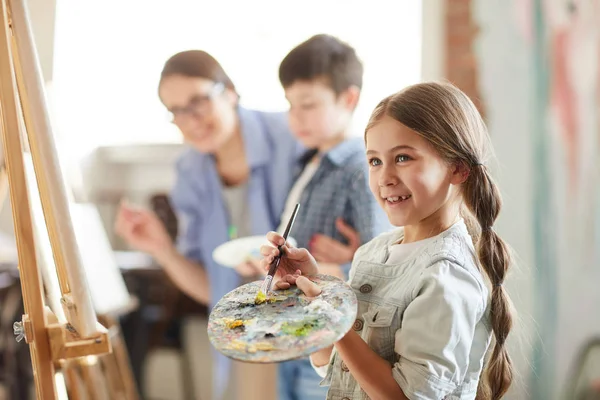 Side View Portrait Happy Little Girl Painting Picture Easel Class — Stock Photo, Image