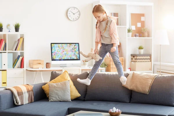 Volledige Lengte Portret Van Schattig Meisje Met Pigtails Springen Bank — Stockfoto