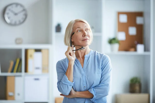 Pensiva Donna Bionda Matura Con Gli Occhiali Piedi All Interno — Foto Stock