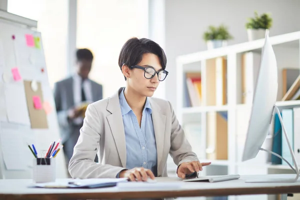 Giovane Broker Donna Formalwear Inserendo Dati Lavorando Con Esso Davanti — Foto Stock