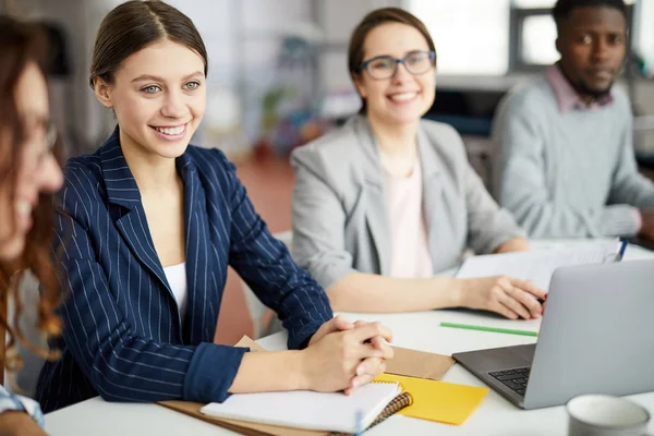 Gruppo Persone Contemporanee Che Lavorano Meeting Concentrano Sul Sorriso Giovane — Foto Stock