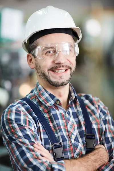 Cintura Para Cima Retrato Trabalhador Fábrica Barbudo Usando Chapéu Duro — Fotografia de Stock