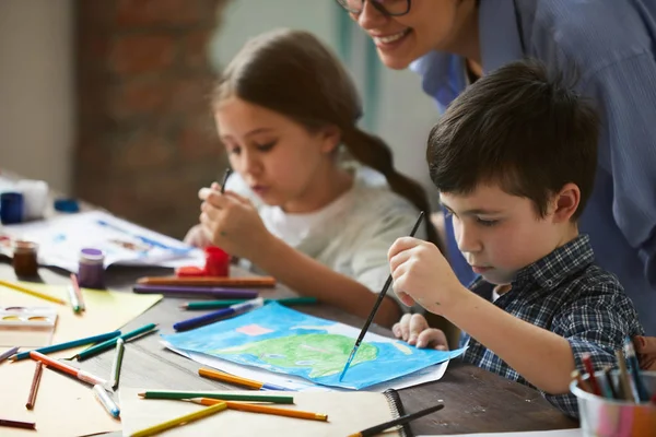 Retrato Dos Niños Pequeños Niña Niño Pintando Cuadros Con Madre — Foto de Stock