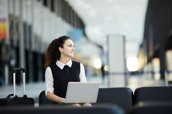 Retrato Una Joven Alegre Empresaria Usando Portátil Mientras Espera Vestíbulo — Foto de Stock