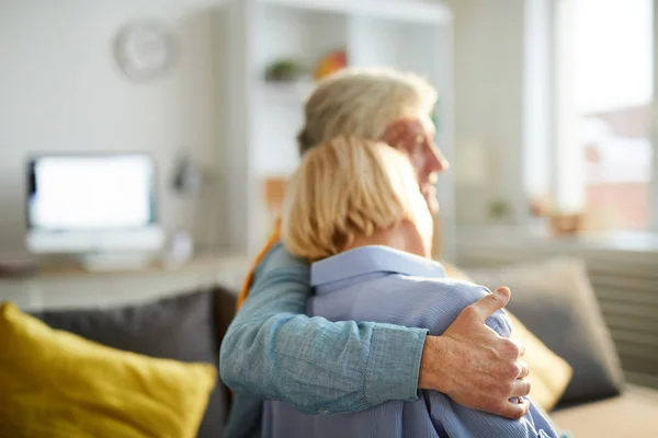 Vista Posterior Retrato Feliz Pareja Ancianos Abrazando Sentado Sofá Casa —  Fotos de Stock