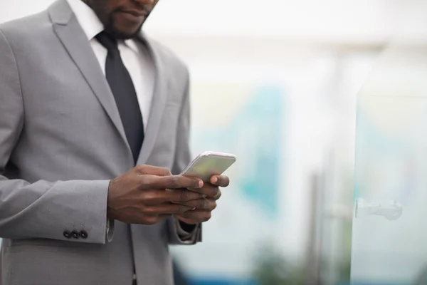 Bijgesneden Schot Van Onherkenbaar Afrikaanse Zakenman Houden Smartphone Hand Kopieer — Stockfoto