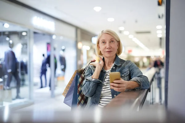 Inhoud Aantrekkelijke Rijpe Dame Met Kort Blond Haar Leunend Metalen — Stockfoto