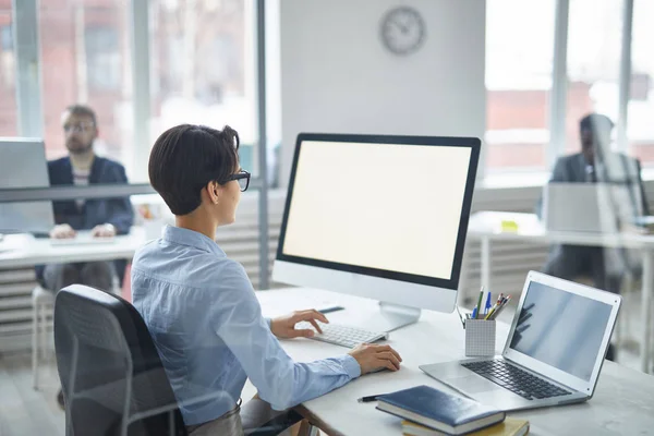 Young Brunette Businesswoman Looking Computer Screen While Sitting Desk Analyzing — Stok fotoğraf