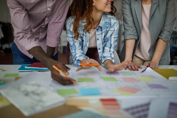 Mid Avsnitt Shot Creative Team Planering Projekt Ritning Färdplan Office — Stockfoto