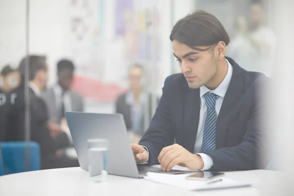 Retrato Joven Hombre Negocios Oriente Medio Usando Una Computadora Portátil — Foto de Stock