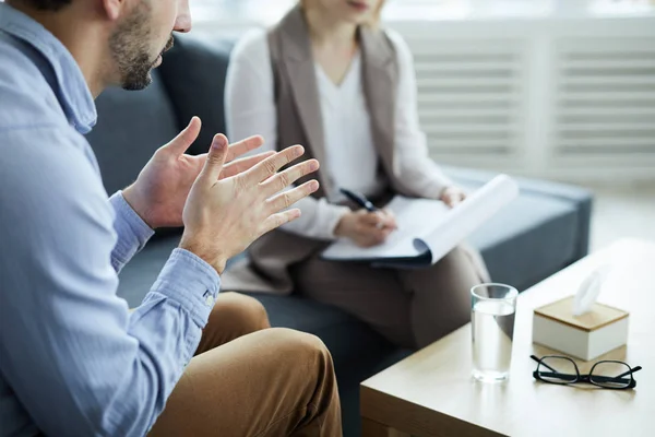 Paziente Del Consulente Che Spiega Suo Disturbo Mentre Siede Tavolo — Foto Stock