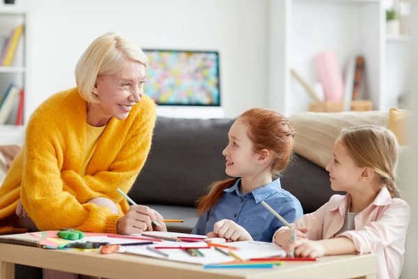 Retrato Sorrindo Mulher Madura Desenho Com Duas Meninas Casa Espaço — Fotografia de Stock