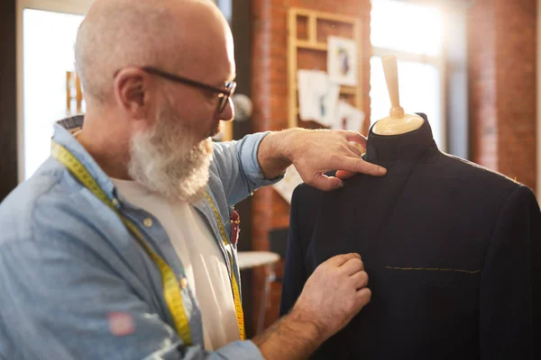 Gömlek Üst Düzey Adam Üzerinde Bitmemiş Ceket Ile Kukla Tarafından — Stok fotoğraf